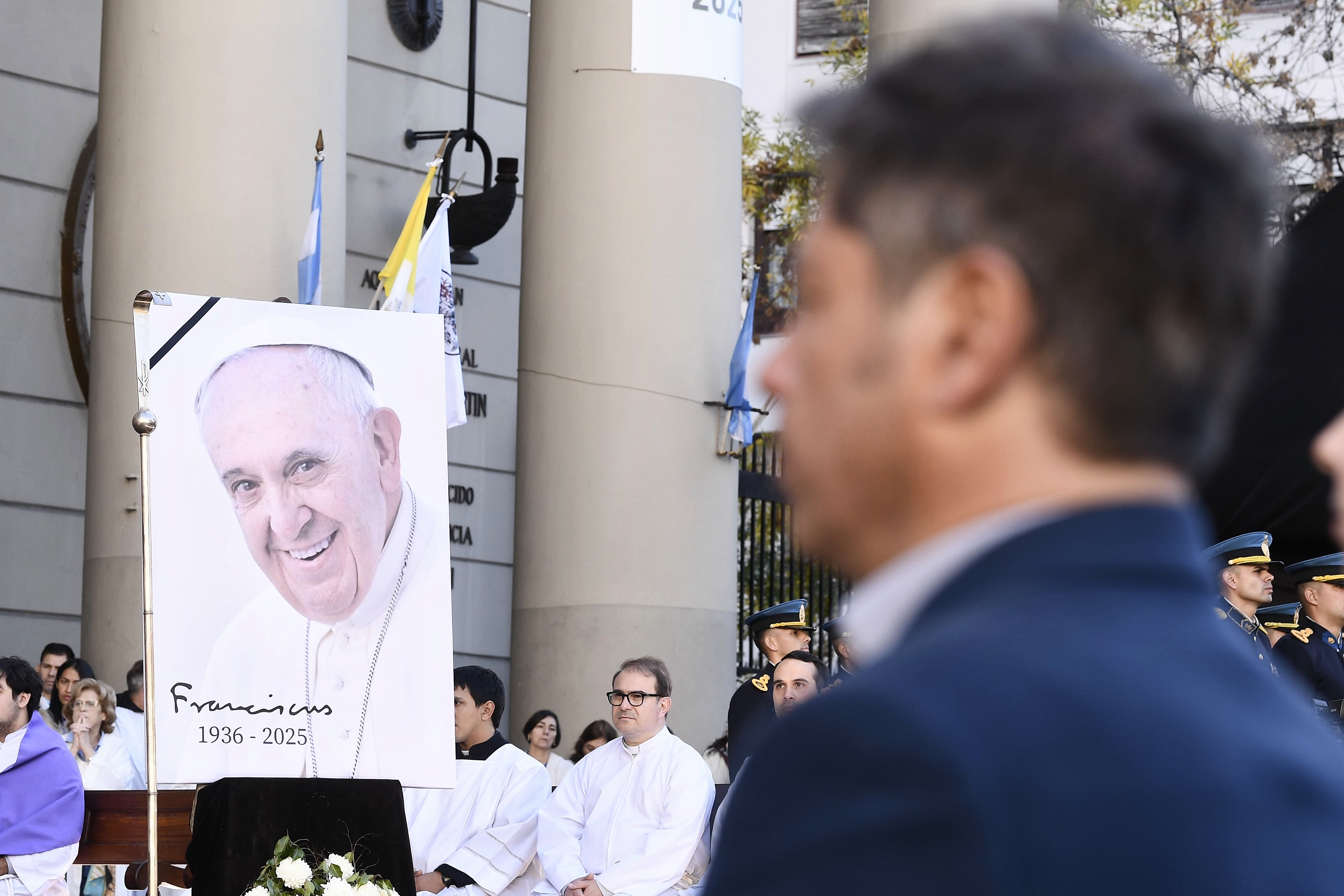 Kicillof participo de la misa en la Catedral Metropolitana por el fallecimiento del Papa Francisco