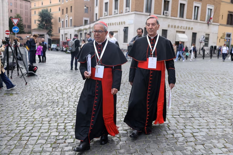Los cardenales comienzan a llegar al Vaticano para el Cónclave: sorteo de habitaciones, toque de queda y un minibar arrasado